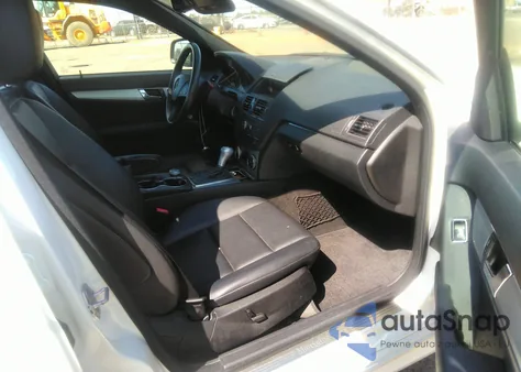 2009 Mercedes-Benz C 300 Luxury/Sport z USA, uszkodzony, nr VIN WDDGF54X59R082338